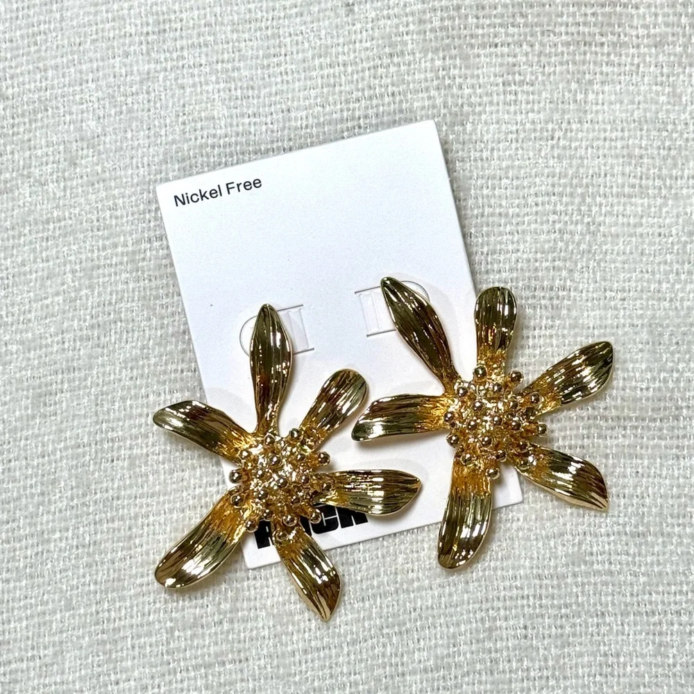 Nordstrom Rack Gold Floral Earrings - Picture 2 of 4